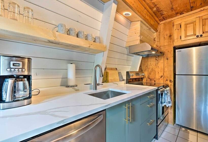 Wilmington Chalet W/ Hot Tub < 8 Mi To Mount Snow!