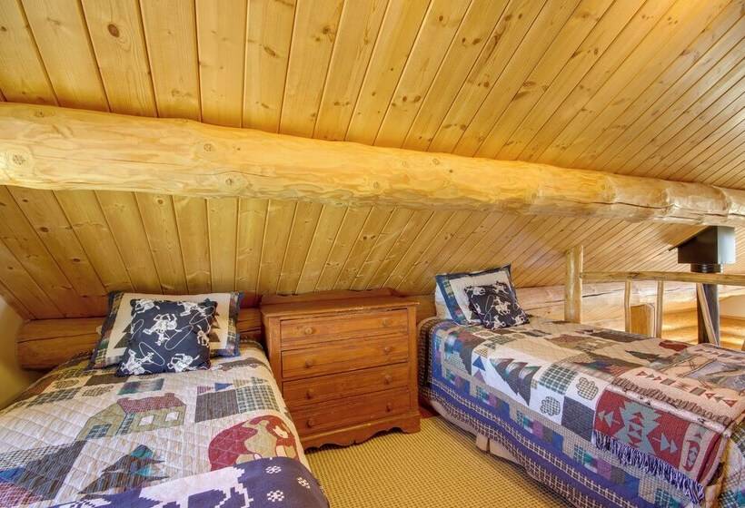 Yellowstone Cabin W/ Stunning Mountain Views