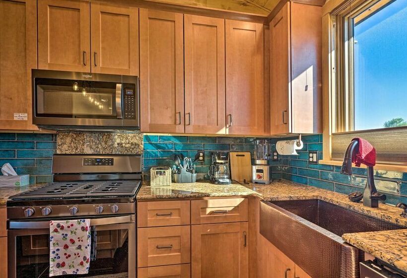 Arkansas River Valley Casita: 9 Acre Hayfield!