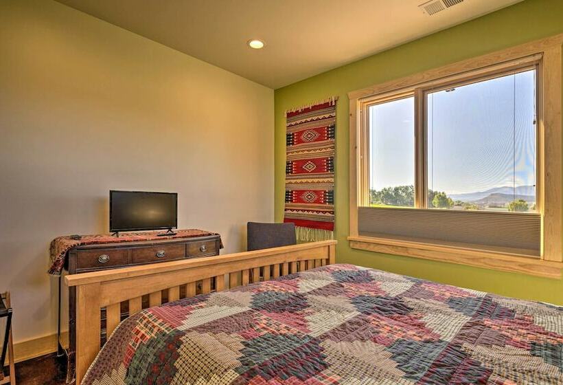 Arkansas River Valley Casita: 9 Acre Hayfield!