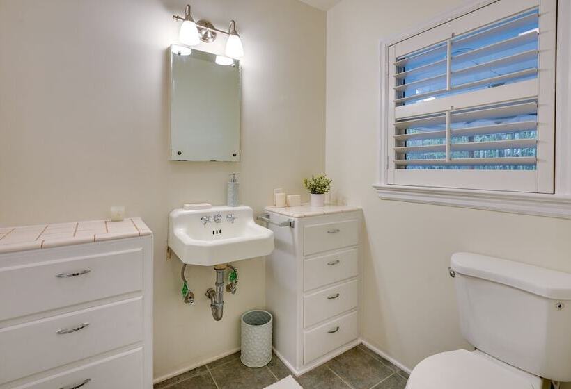 Bakersfield Oasis: Sweet Tropical Pool Setup!