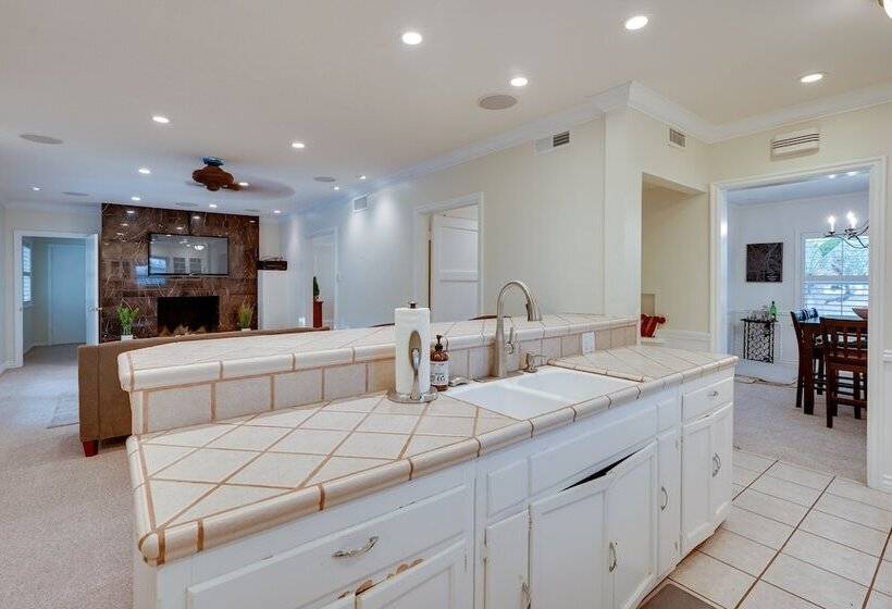 Bakersfield Oasis: Sweet Tropical Pool Setup!