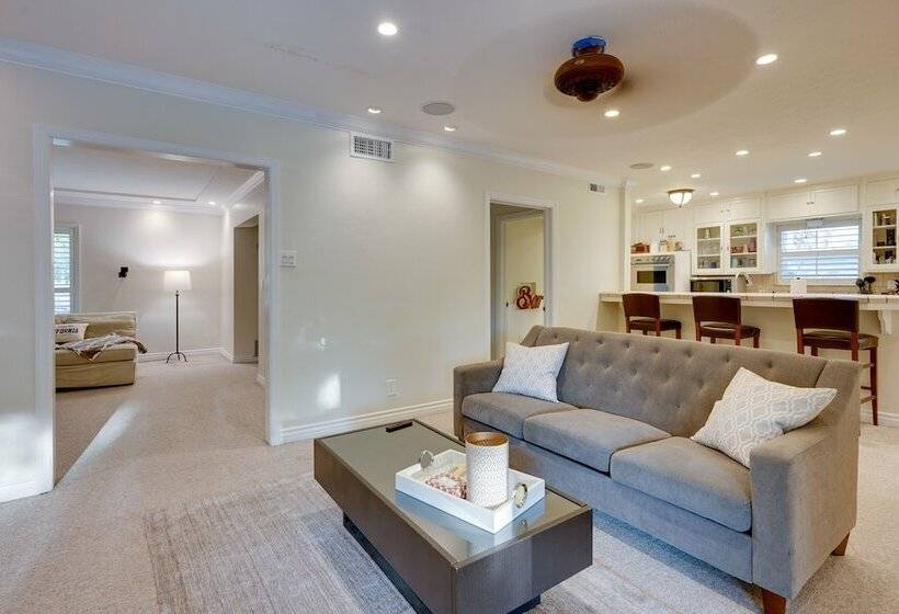 Bakersfield Oasis: Sweet Tropical Pool Setup!