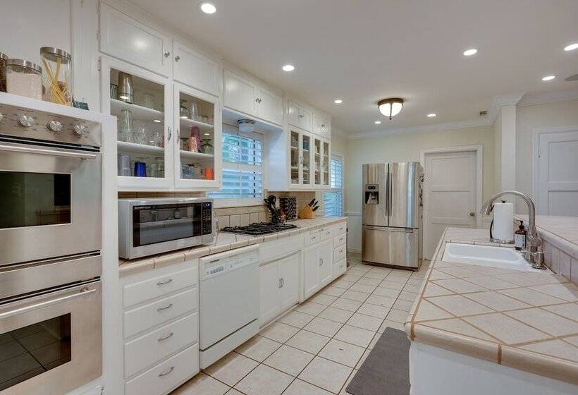 Bakersfield Oasis: Sweet Tropical Pool Setup!