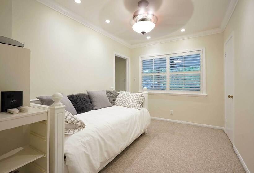 Bakersfield Oasis: Sweet Tropical Pool Setup!