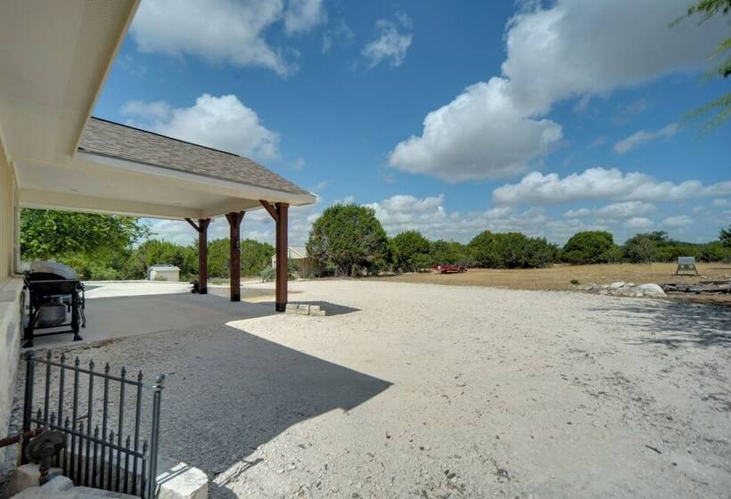 Hill Country Casita W/ Patio: 13 Mi To Dtwn Boerne
