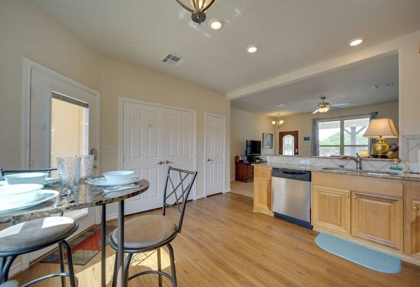 Hill Country Casita W/ Patio: 13 Mi To Dtwn Boerne