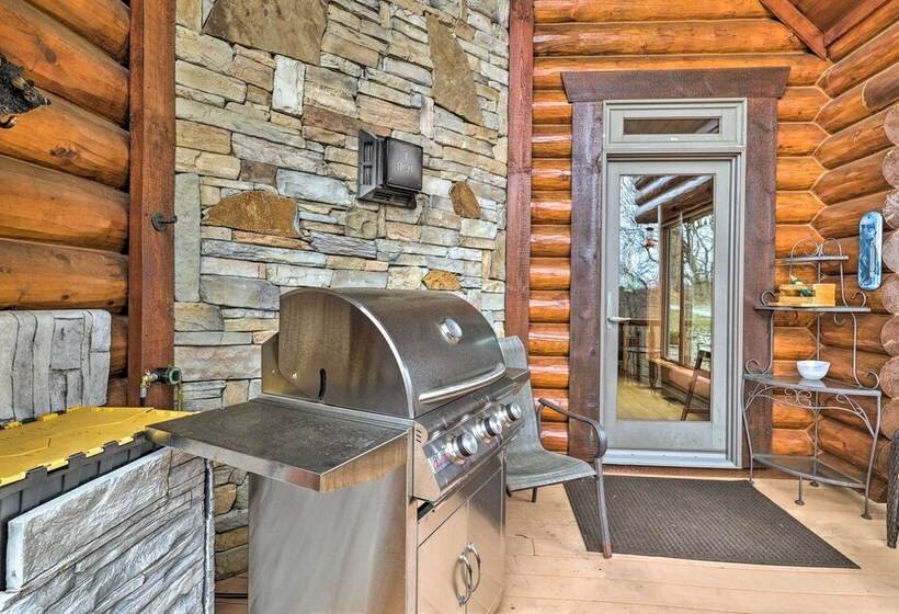 Boone Cabin W/ Deck, Hot Tub, & Mountain Views!