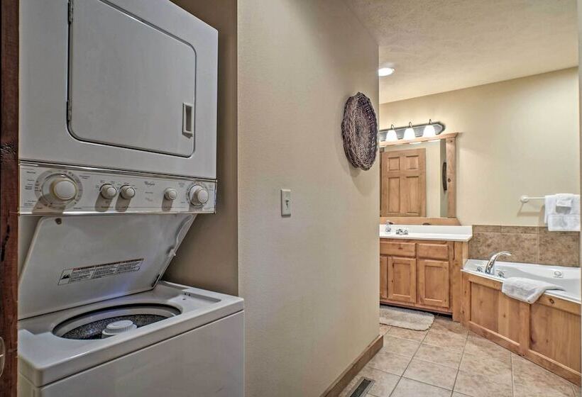 Branson West Retreat: 2 Suites W/ Ideal Location!