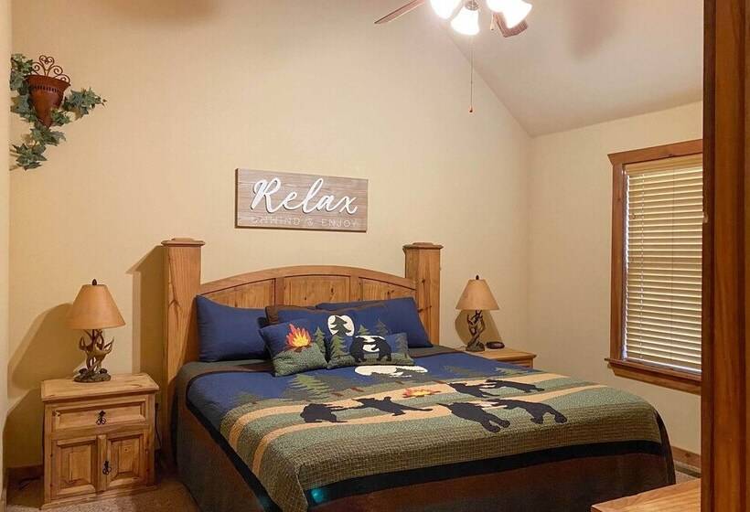 Branson West Retreat: 2 Suites W/ Ideal Location!