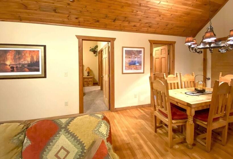 Branson West Retreat: 2 Suites W/ Ideal Location!