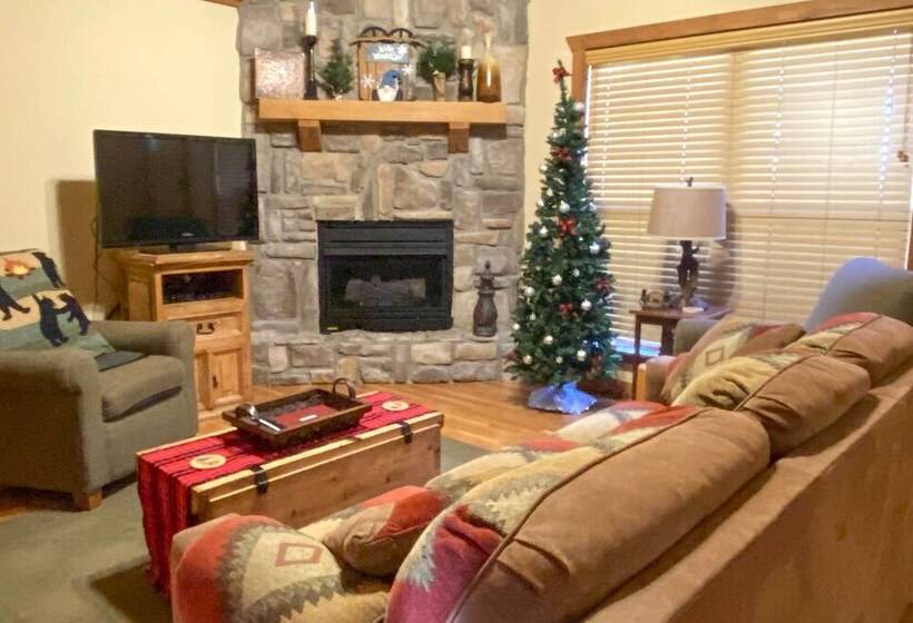 Branson West Retreat: 2 Suites W/ Ideal Location!