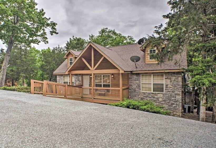 Branson West Retreat: 2 Suites W/ Ideal Location!