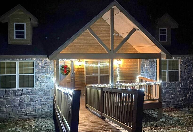 Branson West Retreat: 2 Suites W/ Ideal Location!