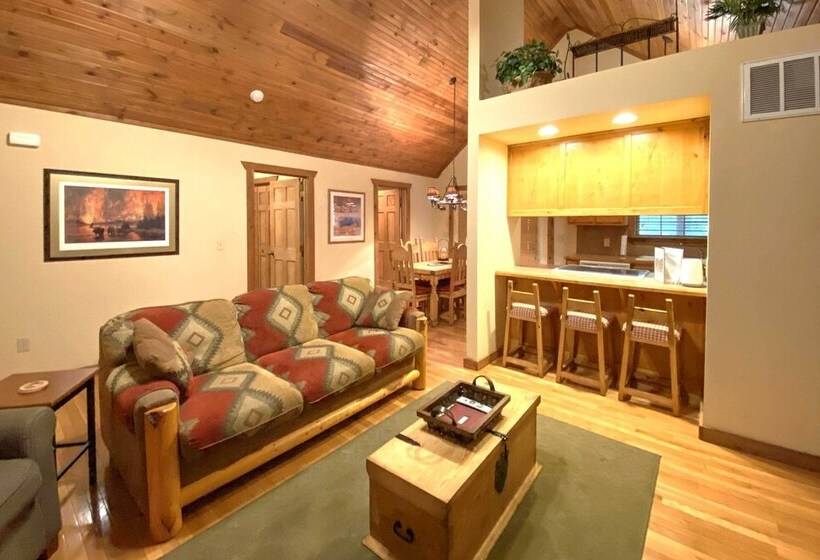 Branson West Retreat: 2 Suites W/ Ideal Location!
