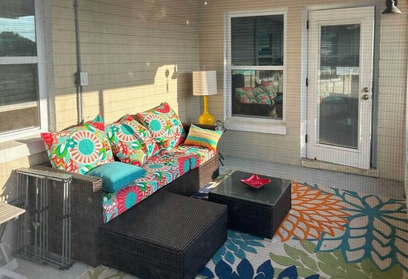 Bright Bungalow With Porch: Walk To Ormond Beach!