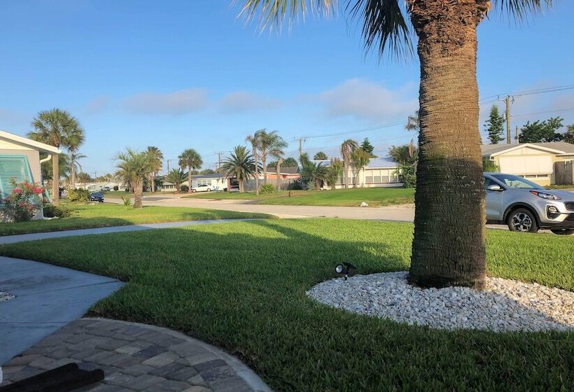 Bright Bungalow With Porch: Walk To Ormond Beach!