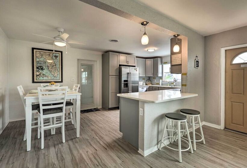 Bright Bungalow With Porch: Walk To Ormond Beach!