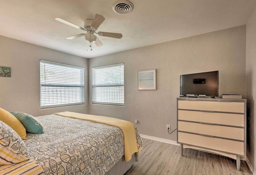 Bright Bungalow With Porch: Walk To Ormond Beach!