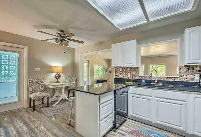 Bright Crystal River Home, Walk To Boat Ramp!