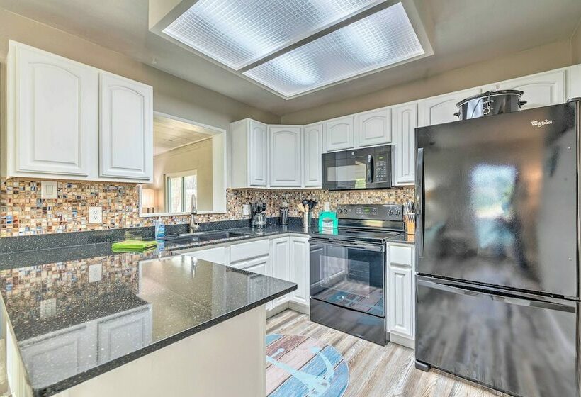 Bright Crystal River Home, Walk To Boat Ramp!