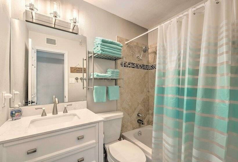 Bright Crystal River Home, Walk To Boat Ramp!