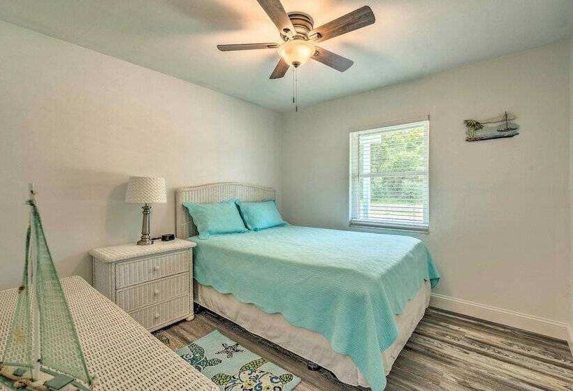 Bright Crystal River Home, Walk To Boat Ramp!