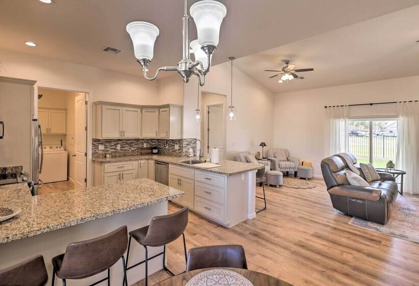 Bright Home W/ Yard, 4 Mi To Colorado River!