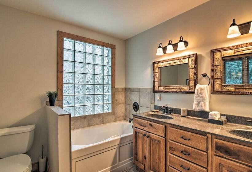 Cabin W/ Hot Tub & Mountain Views, < 5 Mi To Boone