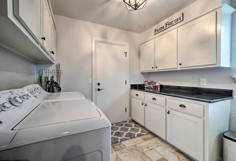 Elegant Nw Oklahoma City Home W/ Spacious Yard