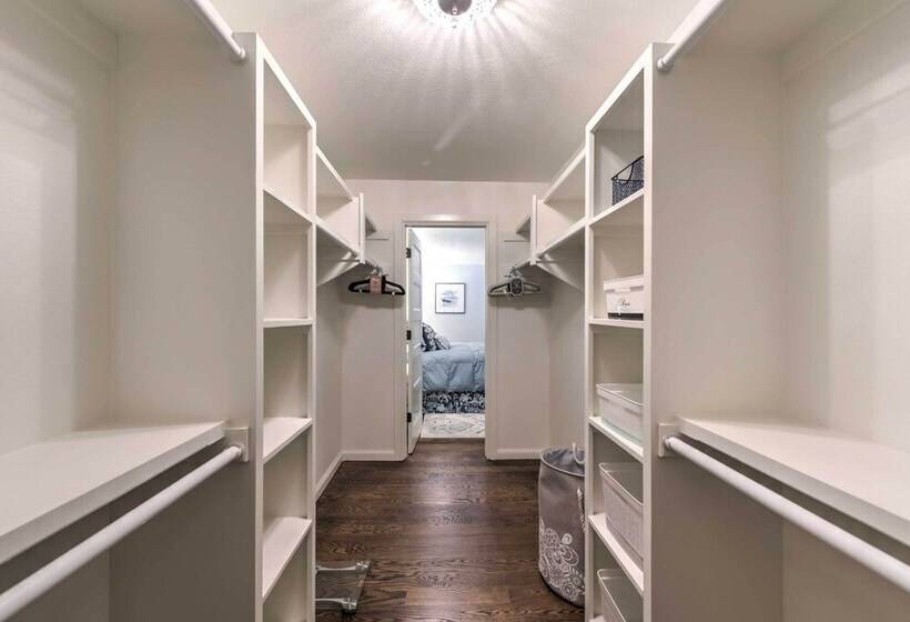 Elegant Nw Oklahoma City Home W/ Spacious Yard