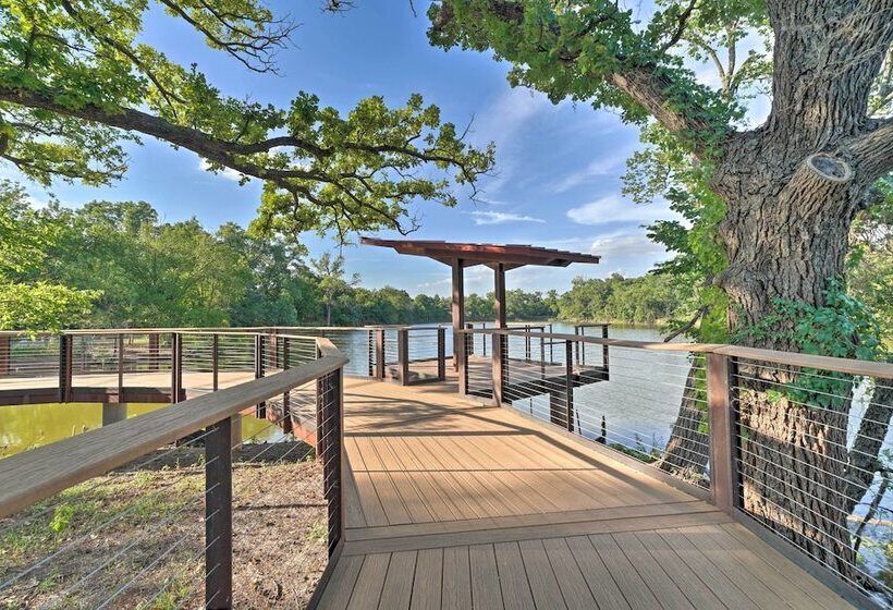 Elegant Nw Oklahoma City Home W/ Spacious Yard