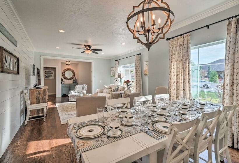 Elegant Nw Oklahoma City Home W/ Spacious Yard