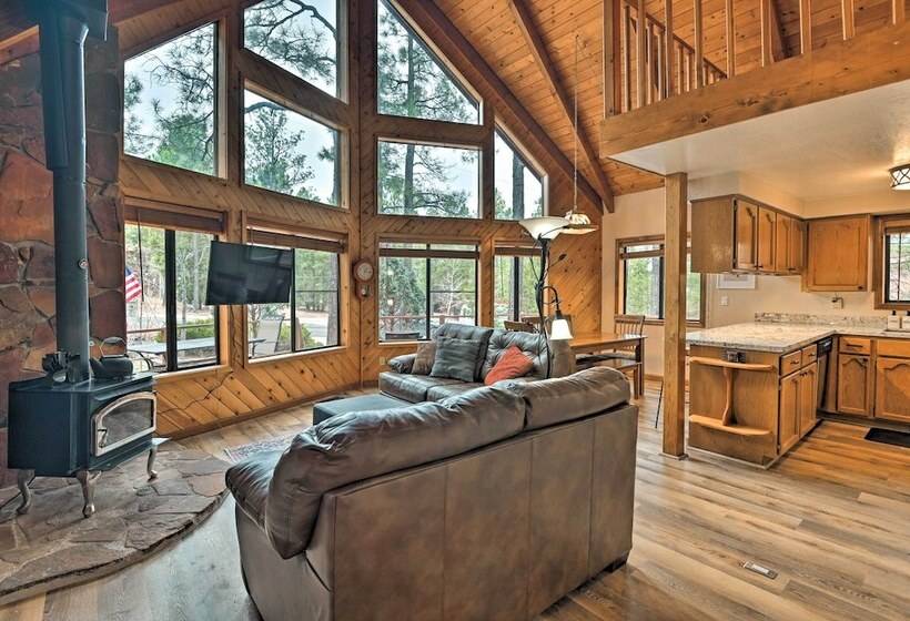 Secluded Munds Park Cabin W/ Deck < 1 Mi To Lake