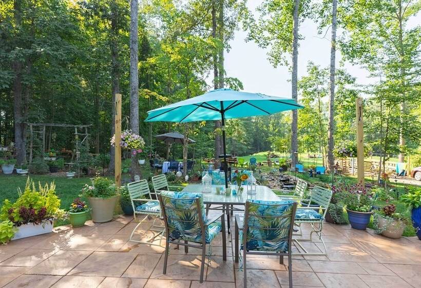 Charming Charlottesville Apt W/ Outdoor Space!