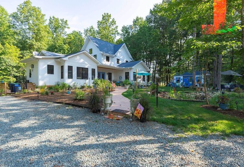 Charming Charlottesville Apt W/ Outdoor Space!