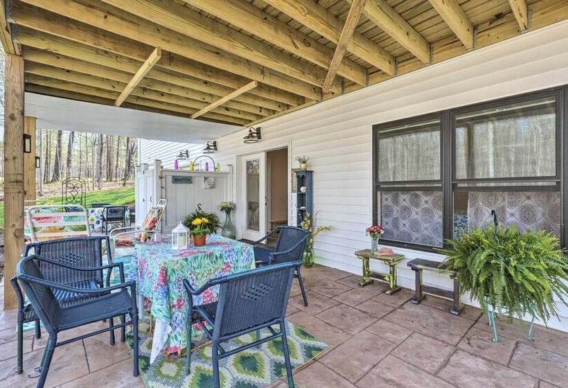 Charming Charlottesville Apt W/ Outdoor Space!