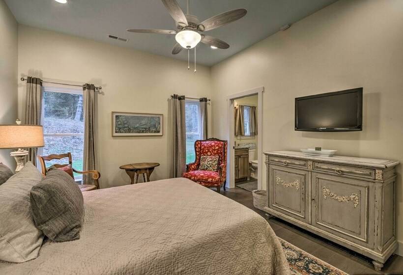 Charming Fairview Home On 40 Acre Horse Farm!