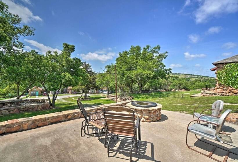 Charming Hilltop Cottage In Medicine Park!