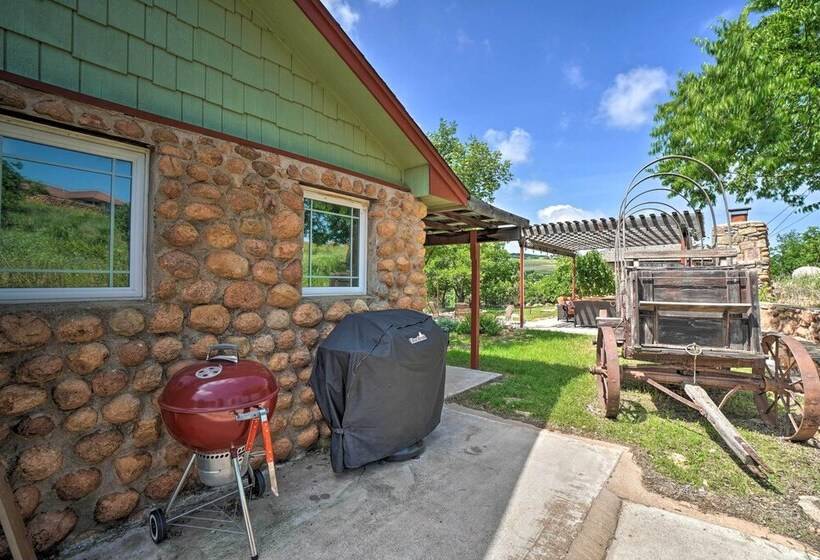 Charming Hilltop Cottage In Medicine Park!