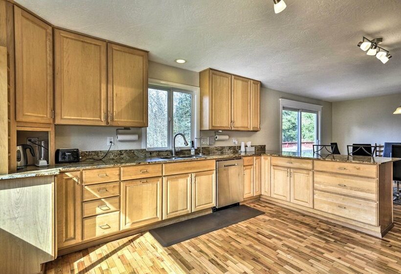 Charming Kelso Home W/ Proximity To Cowlitz River!