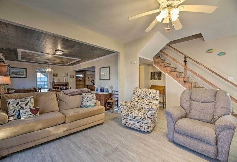 Charming Retreat W/ Water View, Walk To Downtown