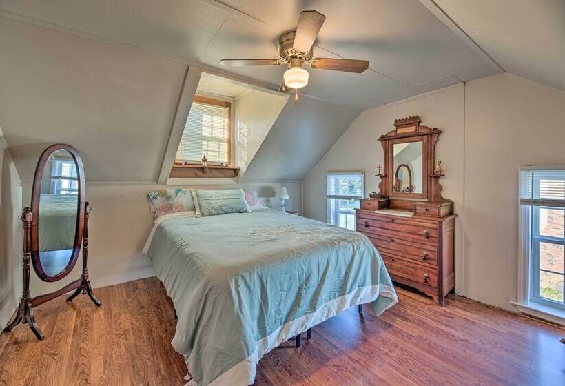 Charming Retreat W/ Water View, Walk To Downtown