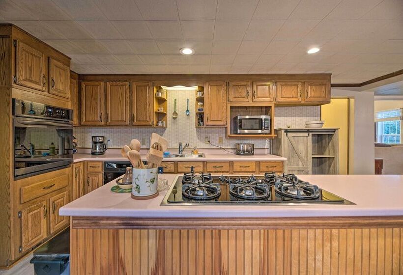 Charming Retreat W/ Water View, Walk To Downtown