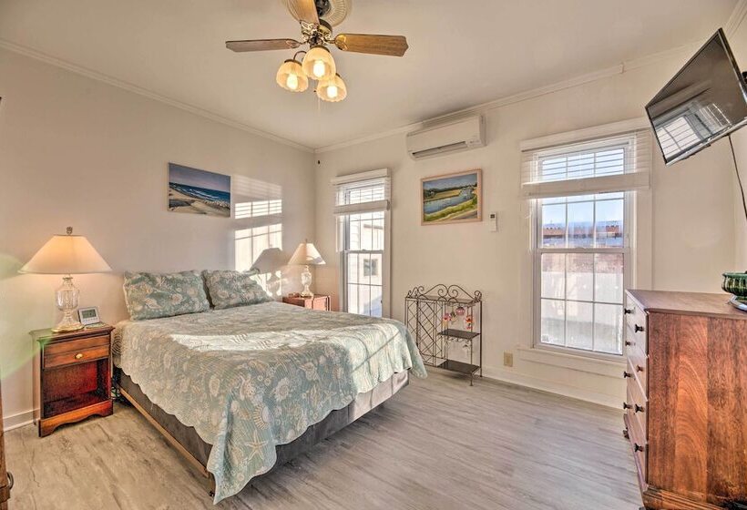 Charming Retreat W/ Water View, Walk To Downtown