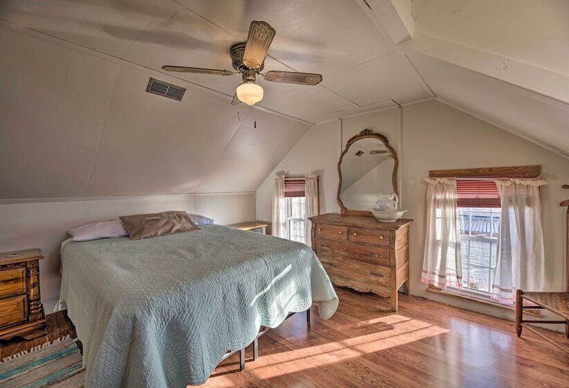 Charming Retreat W/ Water View, Walk To Downtown