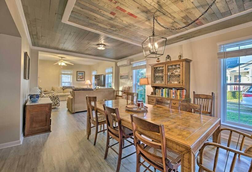 Charming Retreat W/ Water View, Walk To Downtown