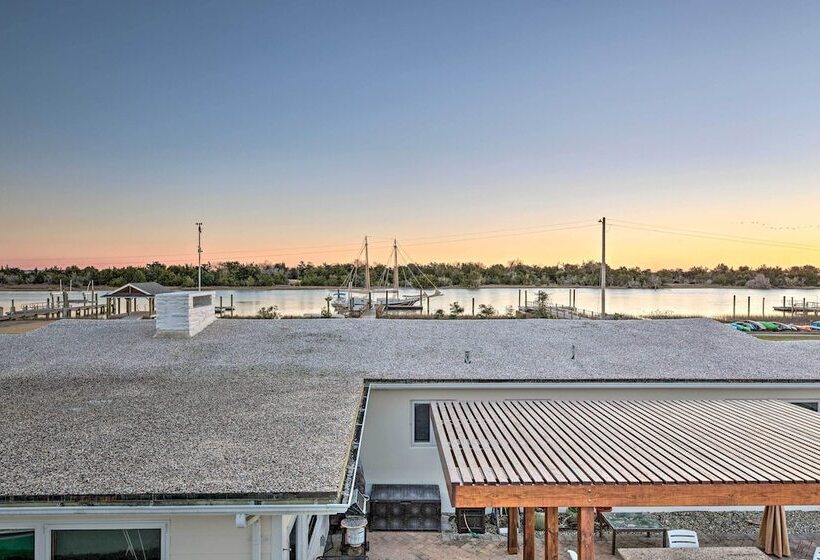 Charming Retreat W/ Water View, Walk To Downtown