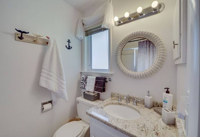 Waterfront Retreat W/ Deck On Lake Eufaula!