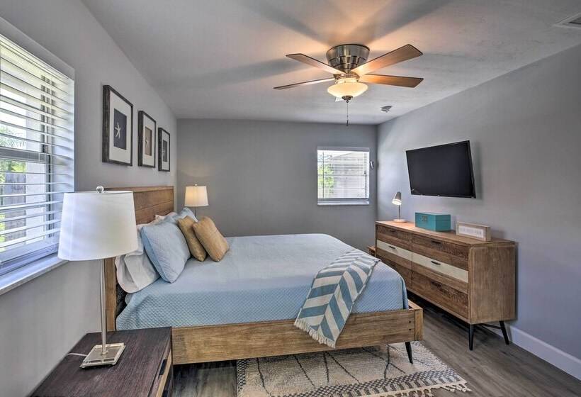 Chic Beach House With Lanai And Private Yard!